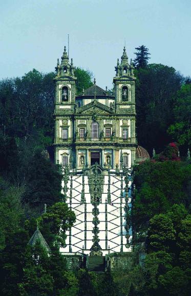Tours in the North of Portugal: Cultural, historical, religious and wine itineraries.