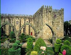 Recorridos en Oporto con guias de habla Espanola. Minho, Guimaraes, Braga, Douro. Reservas de Hoteles, restaurantes, autobuses. Bajos precios a grupos y Agencias de Viajes. Tours regulares y privados.