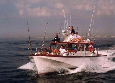 Excurs�es em barco no Algarve com um Tour Operador Portugu�s. Cruzeiro na Costa Sul de Portugal, visitas �s grutas marinhas. Viagens, F�rias e turismo de luxo com Ag�ncia de Viagens de Portugal.